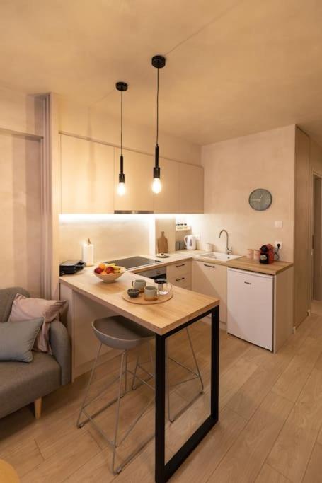 Apo-Zachari Elegant Apartment Larissa Bagian luar foto
